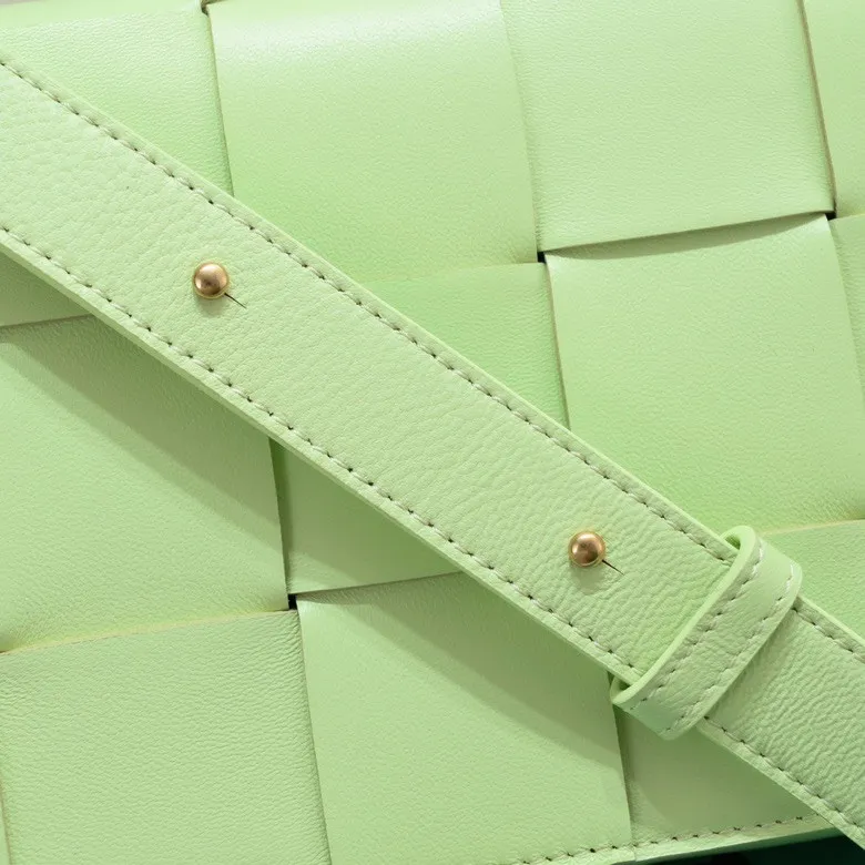 Batch 1420 Real shots 👇BV Cassette’s trendy design is earth-shakingly beautiful. The handsome style with flamboyant personality has completely changed the dull style of the past. Beauty is a topic that women can never refuse. Walking on the streets of Milan, you can see her figure everywhere. It is called tofu bag, original sheepskin: the key point is that it can be controlled by both men and women, and has become a big celebrity in the fashion circle. Size 23*15*5 [6687#] fennel color